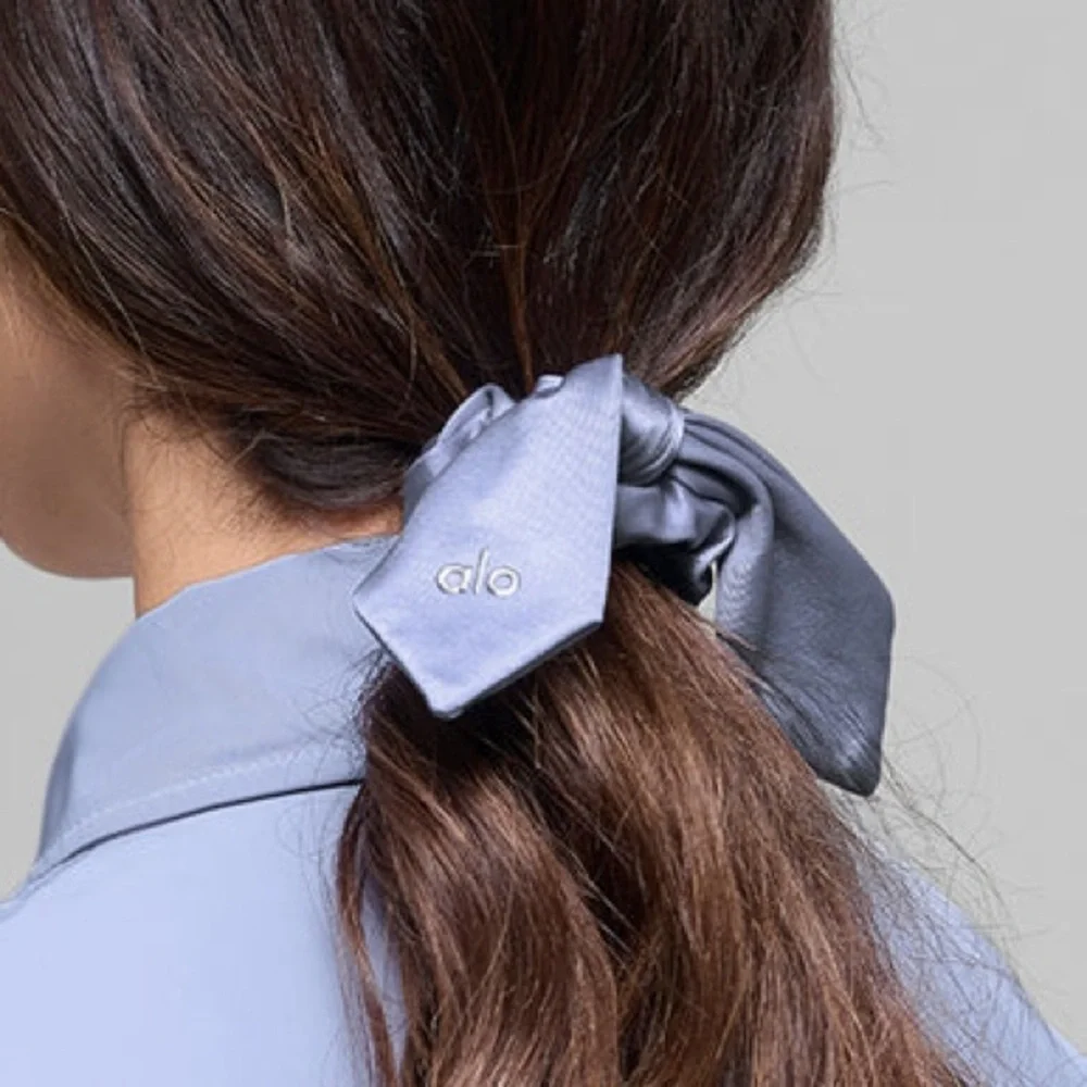 Alo Yoga Airlift Rhythm Scrunchie in Winter Frost